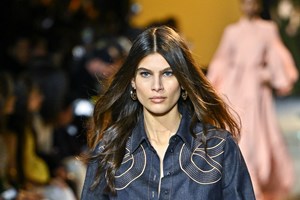 4 συμβουλές μακιγιάζ για κουκουλωτά μάτια που θα αλλάξουν τον τρόπο που βάφεσαι - εικόνα 1