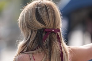 Το απλό αλλά σημαντικό κόλπο για να αποτρέψεις τον αποχρωματισμό στα βαμμένα μαλλιά - εικόνα 1