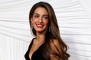 Η Amal Clooney στο Φεστιβάλ Καννών με καλό της φίλο | Γιατί δεν τη συνόδευσε ο σύζυγός της, George; - εικόνα 1
