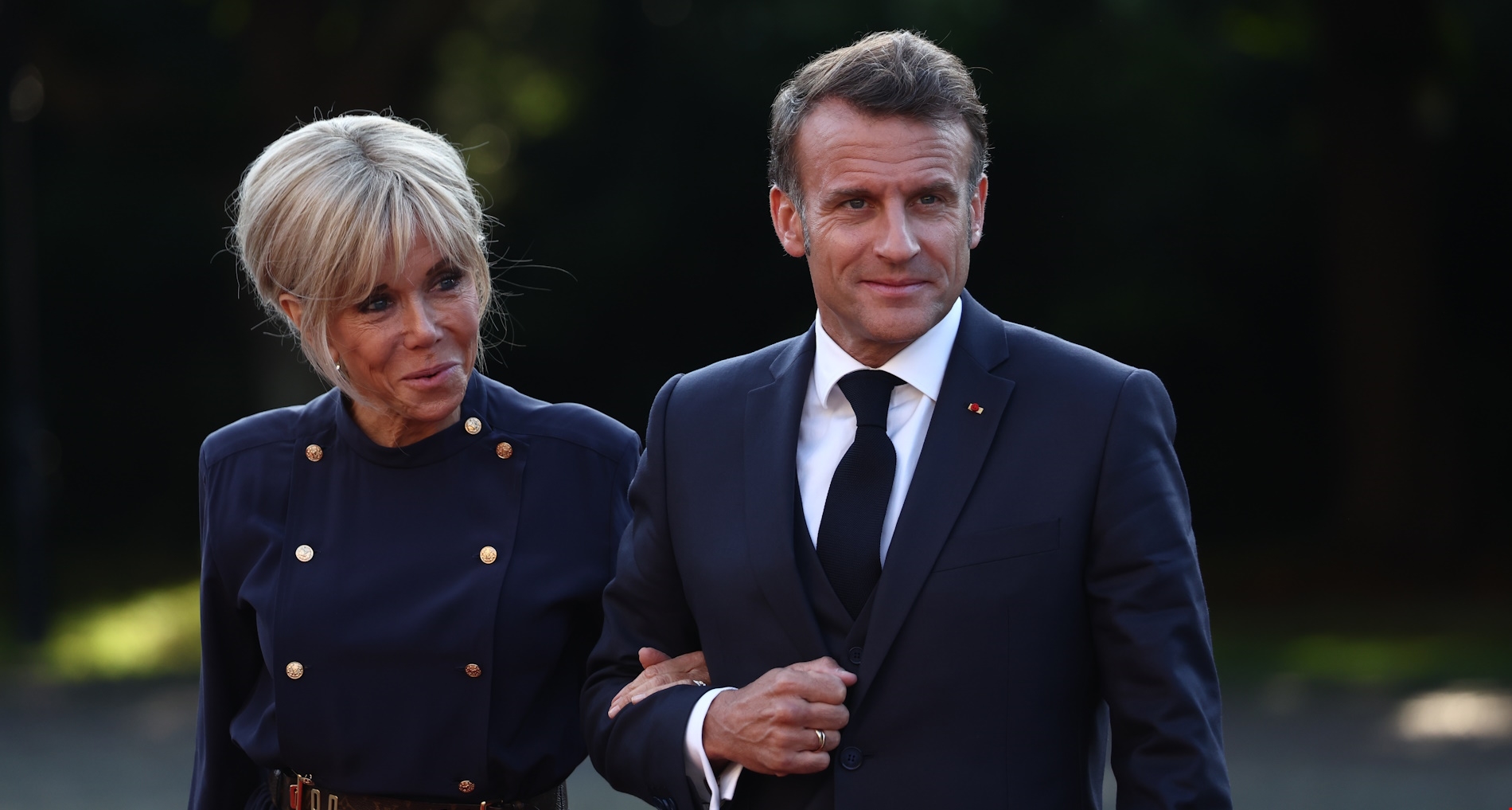 Brigitte Macron | Αγκαζέ με τον Emmanuel Macron κατά την άφιξή τους στη σύνοδο κορυφής του ΝΑΤΟ