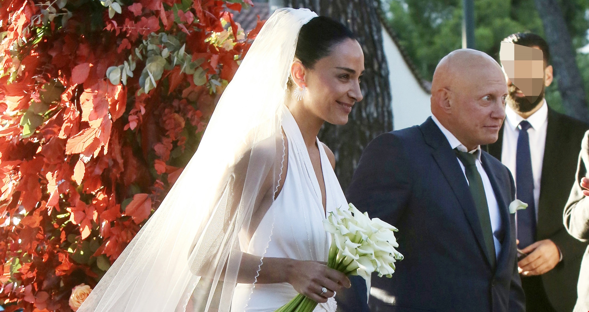 Τι φόρεσαν οι καλεσμένες στον γάμο του Παύλου Βαρδινογιάννη και της Κατερίνας Μπιρμπίλη - εικόνα 1