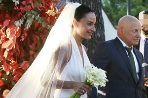 Τι φόρεσαν οι καλεσμένες στον γάμο του Παύλου Βαρδινογιάννη και της Κατερίνας Μπιρμπίλη - εικόνα 1