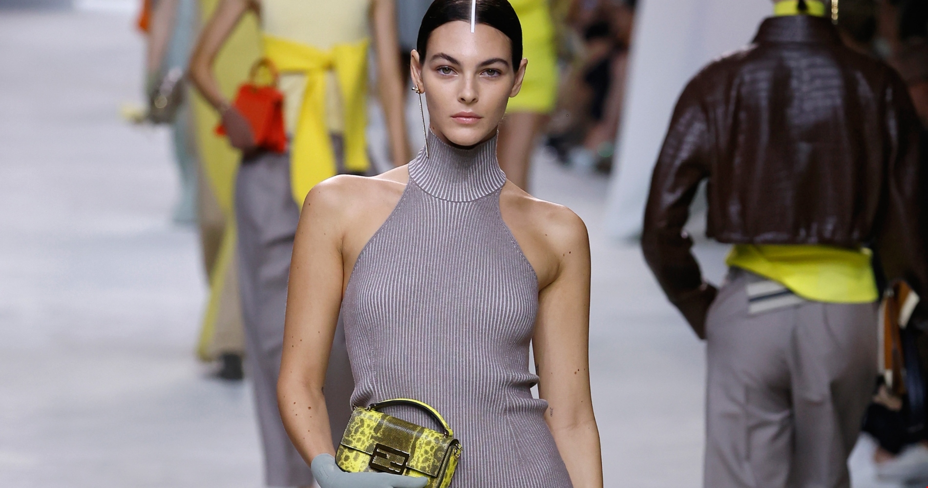 Βίκυ Καγιά | Το καλοκαιρινό look με see-through μπλούζα και micro ψηλόμεσο σορτς - εικόνα 1