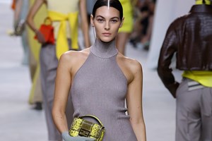 Βίκυ Καγιά | Το καλοκαιρινό look με see-through μπλούζα και micro ψηλόμεσο σορτς - εικόνα 1