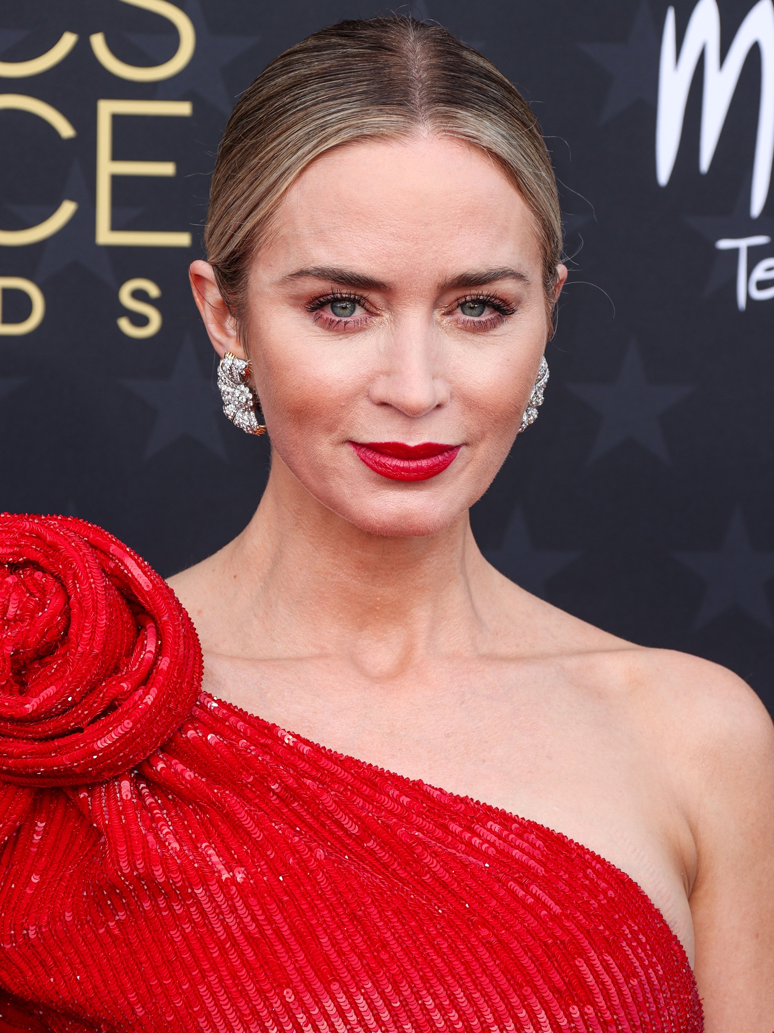 Kate Moss | Το κραγιόν της στην επίδειξη Saint Laurent της PFW έχει το χρώμα που θα φορεθεί περισσότερο αυτή τη σεζόν - εικόνα 3