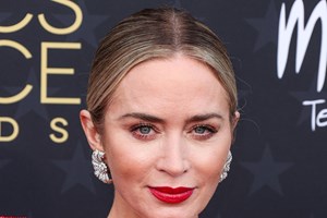 Kate Moss | Το κραγιόν της στην επίδειξη Saint Laurent της PFW έχει το χρώμα που θα φορεθεί περισσότερο αυτή τη σεζόν - εικόνα 3