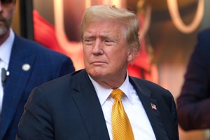 Η αμήχανη στιγμή του Donald Trump Jr | Στο ίδιο πάρτι με την νυν και την πρώην σύντροφό του - εικόνα 1