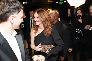 Η Julia Roberts αγκαλιά με τα τρία της παιδιά | Το σπάνιο οικογενειακό κλικ - εικόνα 1