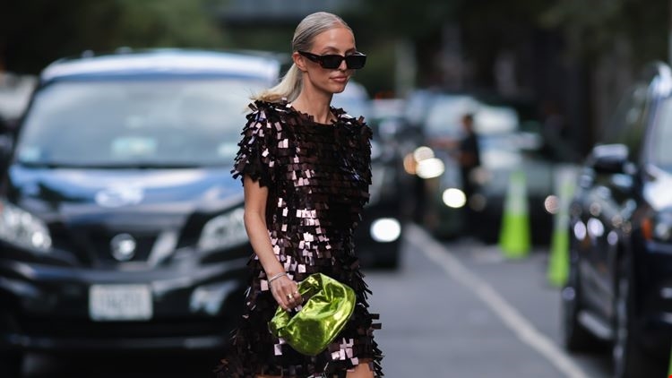 Το τζιν με στρας από τη Zara που θα φορέσεις στις βραδινές εξόδους των γιορτών - εικόνα 2