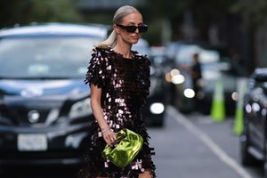 Το τζιν με στρας από τη Zara που θα φορέσεις στις βραδινές εξόδους των γιορτών - εικόνα 2