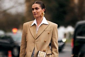 Η Έλλη Στάη με βελούδινο σύνολο και κόκκινη τσάντα σε βραδινή έξοδο - εικόνα 4