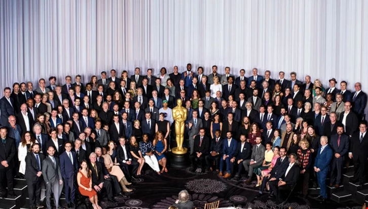 Η εμφάνιση που δεν περίμενε κανείς | Η Melanie Griffith με γύψο στο πόδι στα Όσκαρ του 2005 - εικόνα 2