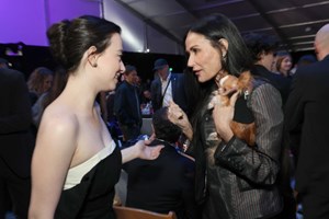 Όσκαρ 2025 | Όταν η Emma Stone ανέλαβε ρόλο stylist για χάρη της Margaret Qualley - εικόνα 1