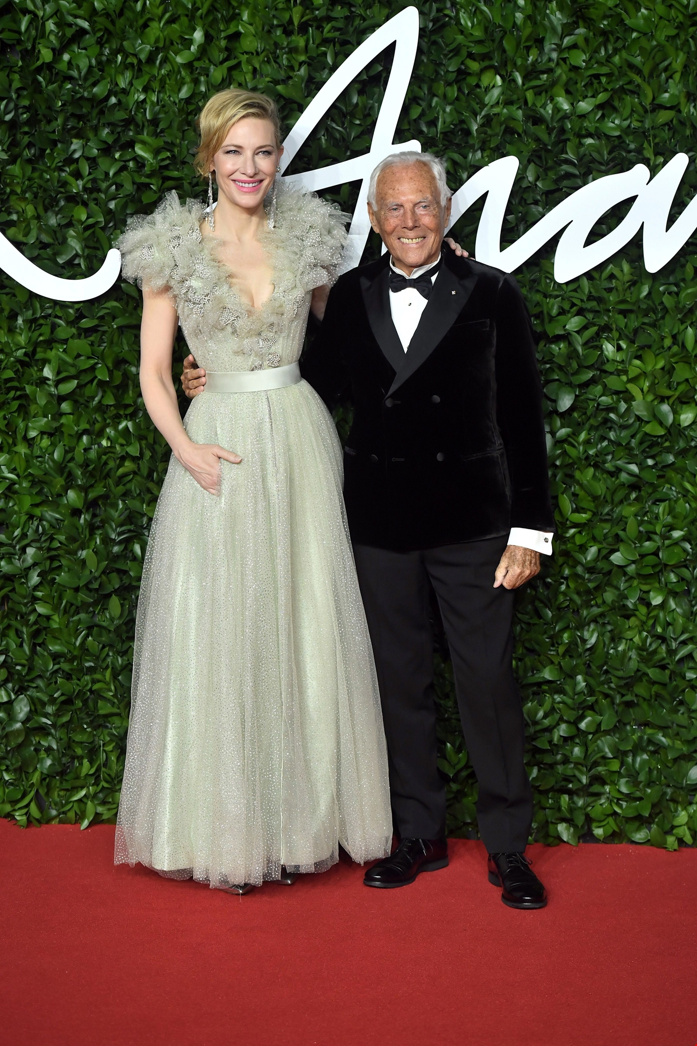 H Μargot Robbie αποχαιρετά την Barbie με αποκαλυπτική Armani δημιουργία - εικόνα 3