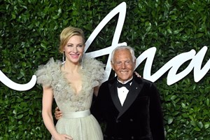 H Μargot Robbie αποχαιρετά την Barbie με αποκαλυπτική Armani δημιουργία - εικόνα 3