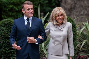 Η Brigitte Macron κάνει διακοπές χωρίς τον σύζυγό της, Emmanuel | Το δύσκολο καλοκαίρι της Πρώτης Κυρίας - εικόνα 1