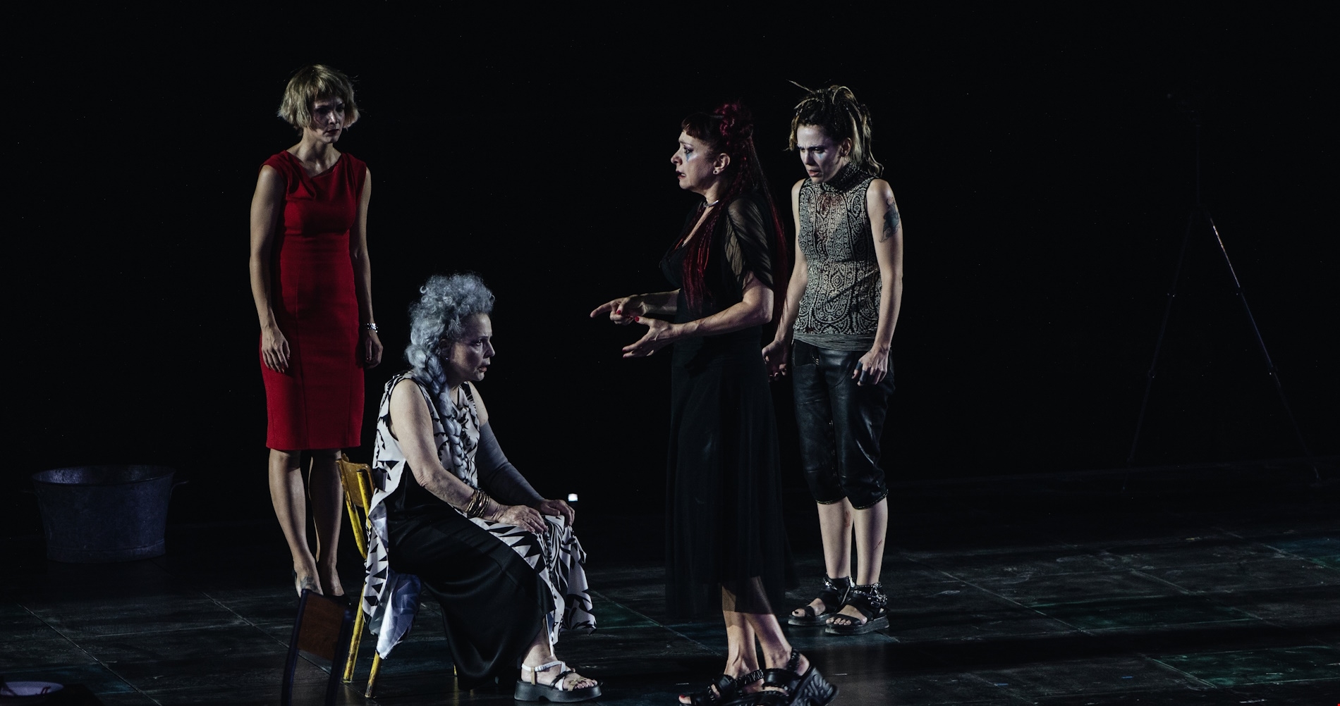 "Όλος ο χρόνος του κόσμου" | Το έργο της Δανάης Επιθυμιάδη από το Παρίσι στο Θέατρο Τέχνης - εικόνα 1