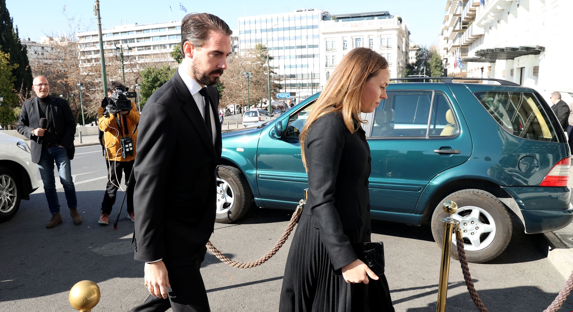 Φίλιππος Ντε Γκρες | Χωρίς τη Nina Flohr σε σπάνια casual βόλτα στην Αθήνα