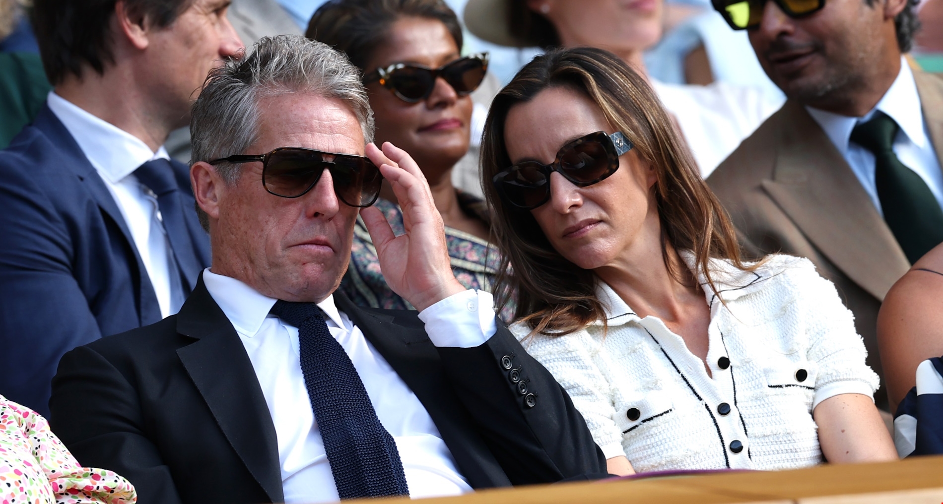 H στιγμή που ο Hugh Grant κοιμάται στο Wimbledon πίσω από τη βασίλισσα Καμίλα