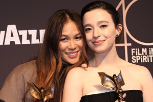 Demi Moore | Με τον πιο αναπάντεχο συνοδό στα 2025 Indepedent Spirit Awards - εικόνα 3