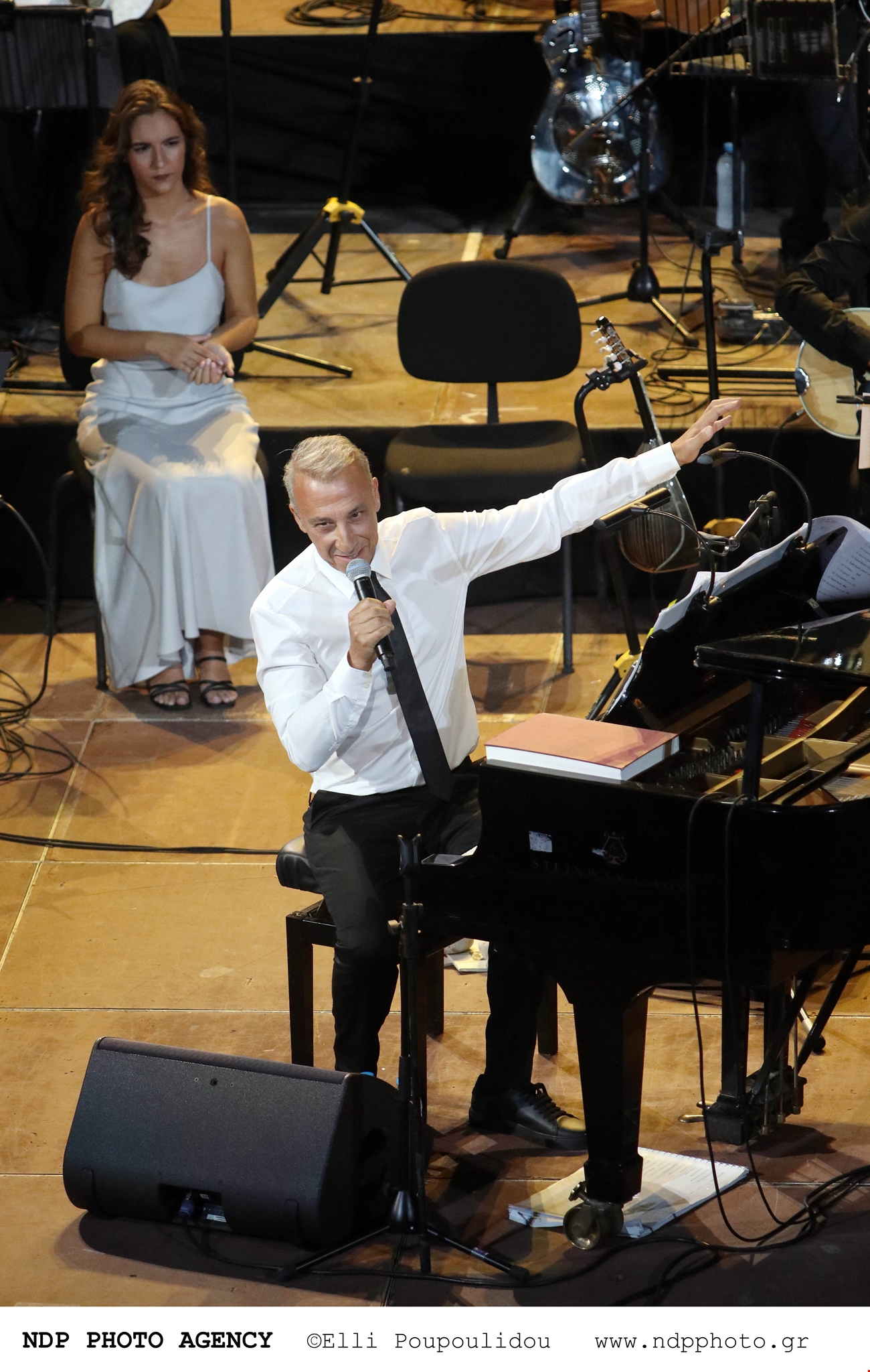 Η Όλγα Κεφαλογιάννη με maxi floral φόρεμα στη συναυλία του Μίνωα Μάτσα στο Ηρώδειο - εικόνα 3