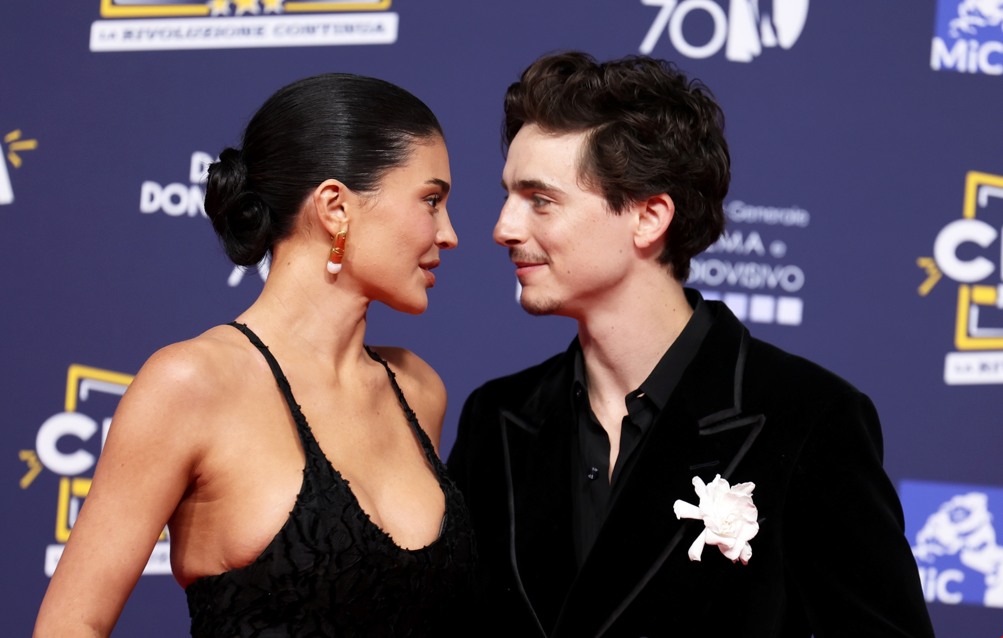 Η Kylie Jenner και ο Timothée Chalamet πραγματοποιούν την πρώτη τους red carpet εμφάνιση και όλοι σχολιάζουν το ίδιο πράγμα