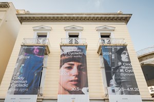 Cindy Sherman | Οι ταινίες που ενέπνευσαν τις φωτογραφίες της παρουσιάζονται στις Νύχτες Πρεμιέρας - εικόνα 1