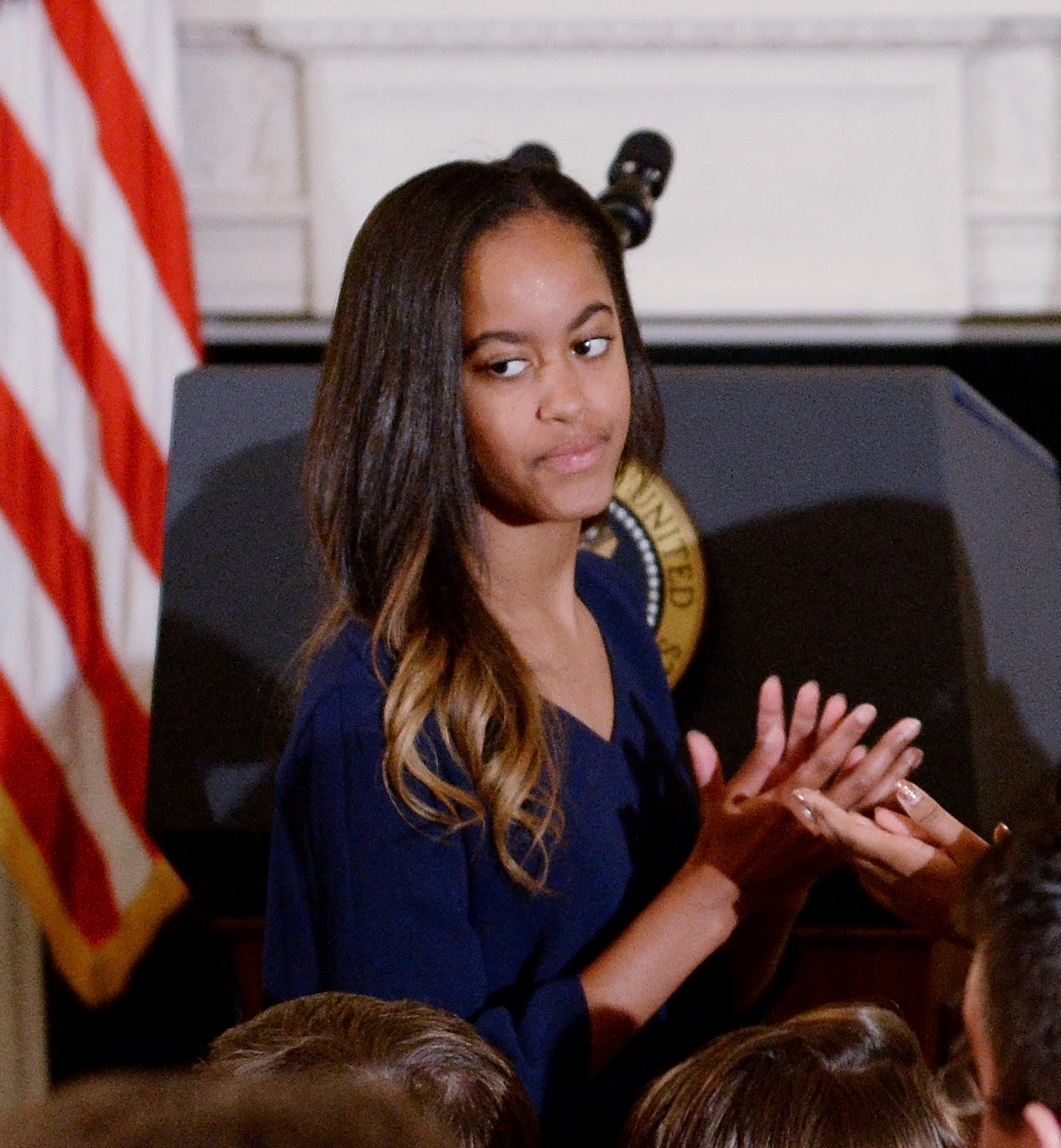 Malia Obama | Η πρωτότοκη κόρη του ζεύγους Obama στο κόκκινο χαλί με δημιουργία του οίκου Vivienne Westwood - εικόνα 1
