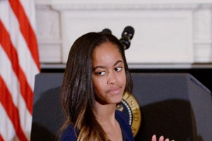 Malia Obama | Η πρωτότοκη κόρη του ζεύγους Obama στο κόκκινο χαλί με δημιουργία του οίκου Vivienne Westwood - εικόνα 1