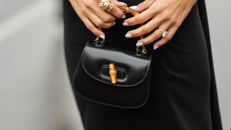 Έλλη Στάη | Με μανικιούρ στο διαχρονικό χρώμα που αποπνέει θηλυκή κομψότητα - εικόνα 2