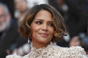 Halle Berry | To σέξι ατύχημα που είχε με το μαγιό της σε σουίτα ξενοδοχείου - εικόνα 1
