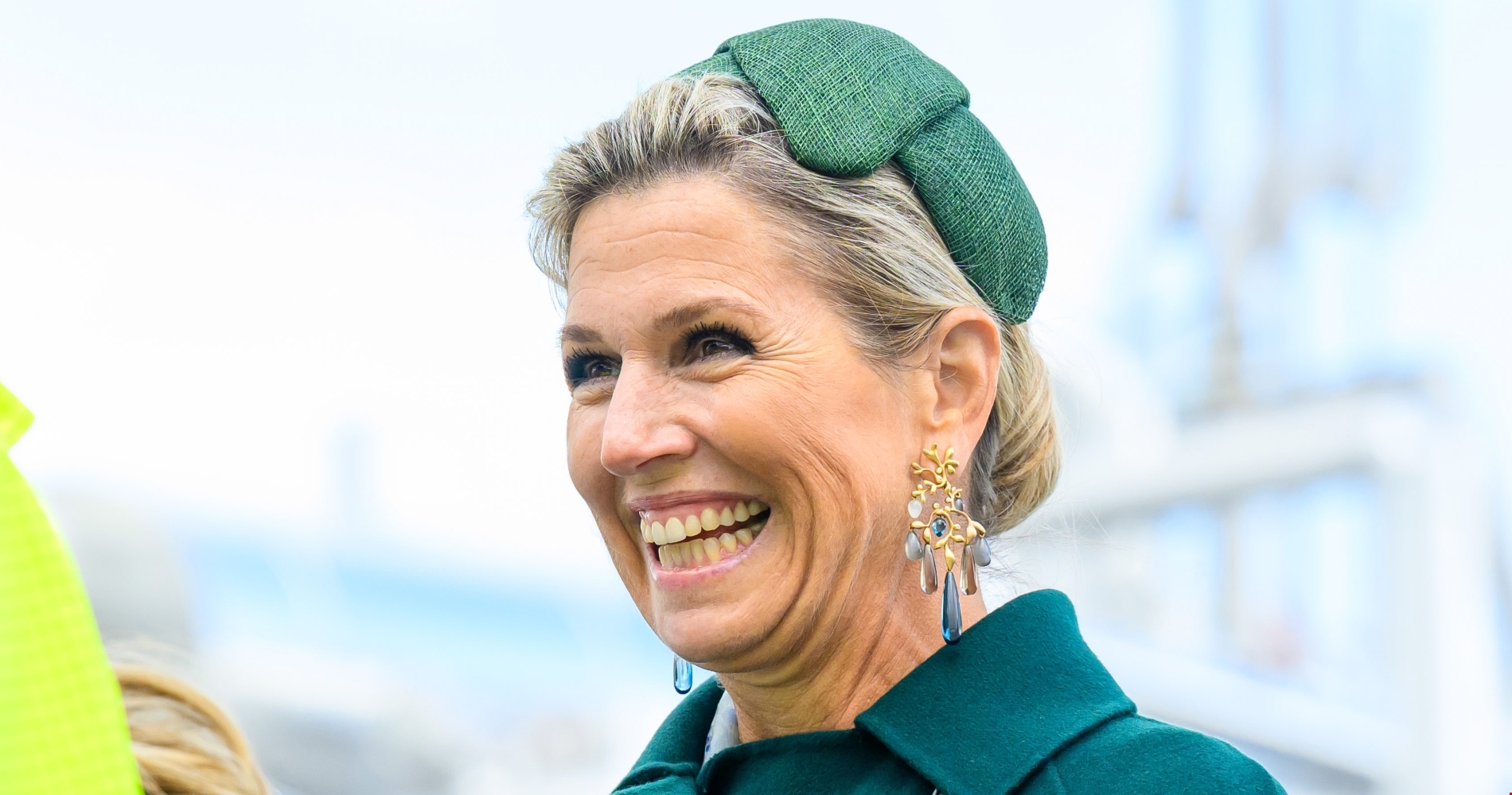 Βασίλισσα Maxima | Mε φόρεμα και κλασικές γόβες στο χρώμα του πάγου - εικόνα 1