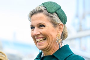 Βασίλισσα Maxima | Mε φόρεμα και κλασικές γόβες στο χρώμα του πάγου - εικόνα 1