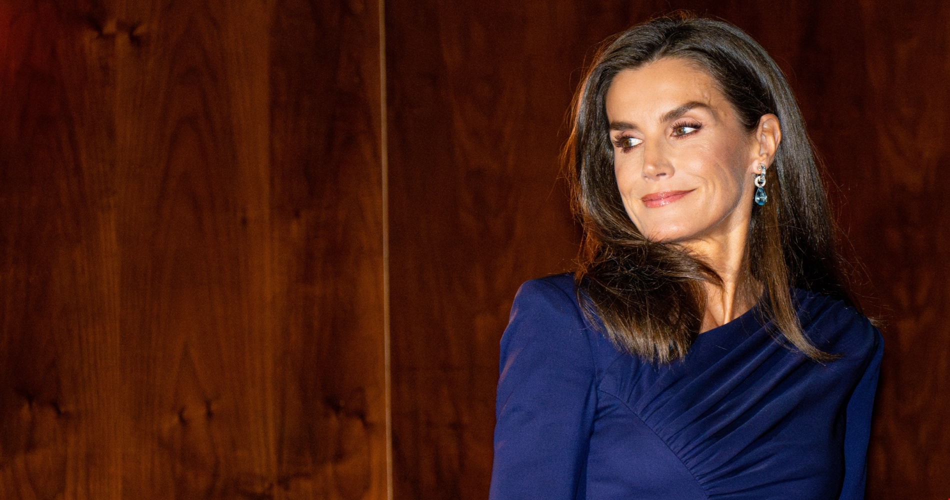 Bασίλισσα Letizia | Mε μπλε πλεκτό φόρεμα που έχει ξαναφορέσει σε έκθεση στη Μαδρίτη - εικόνα 1