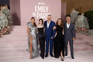 Lily Collins | Τι θέλει να μάθει στην κόρη της από μικρή ηλικία - εικόνα 1