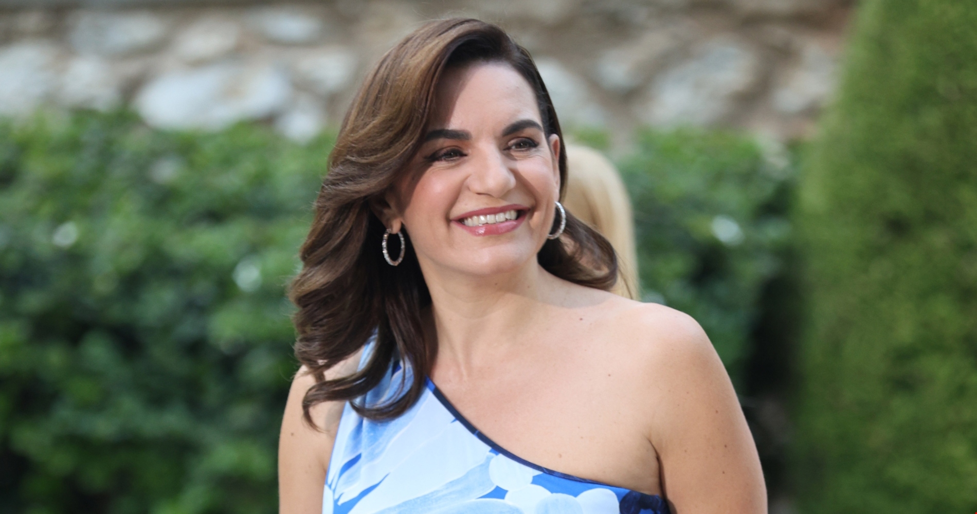 Όλγα Κεφαλογιάννη | Με wet look σε επίσκεψη στην Τήνο