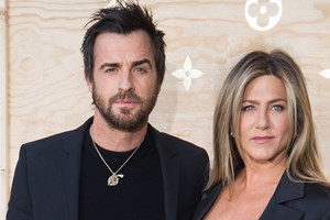 Pedro Pascal | Τι απάντησε για τις φήμες που τον θέλουν ζευγάρι με την Jennifer Aniston - εικόνα 1