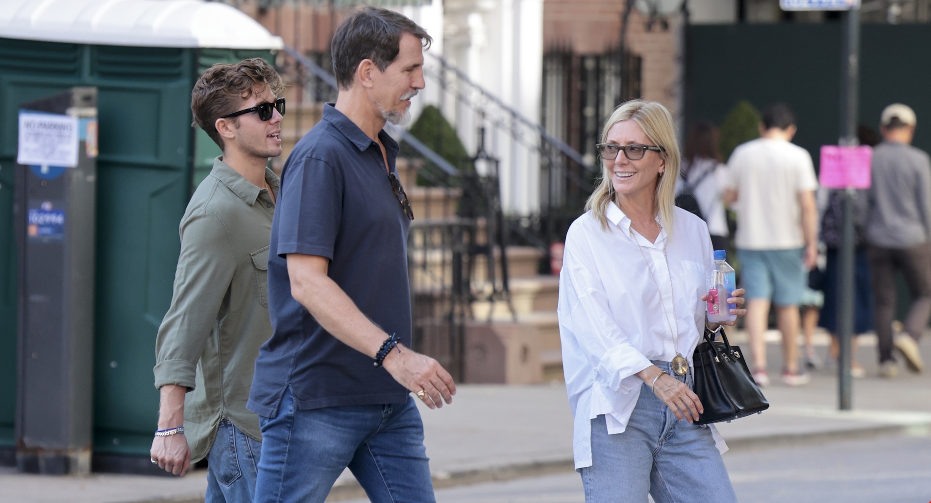 Η Marie Chantal σε σπάνια εμφάνιση με την αδερφή της, Alexandra | Τα look με jean παντελόνι και η ομοιότητά τους - εικόνα 1