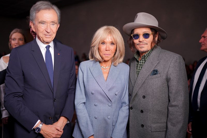 Η Brigitte Macron με τον Bernard Arnault και τον Johnny Depp