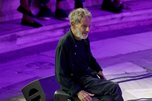 Σταύρος Ξαρχάκος | O Ιερός Ναός της Αφαίας στην Αίγινα θα πλημμυρίσει με τις διαχρονικές μελωδίες του - εικόνα 2