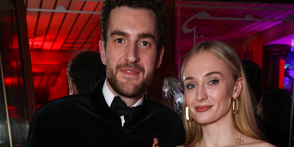 Το τεράστιο διαμαντένιο δαχτυλίδι της Sophie Turner πυροδοτεί φήμες για αρραβώνα με τον Peregrine Pearson