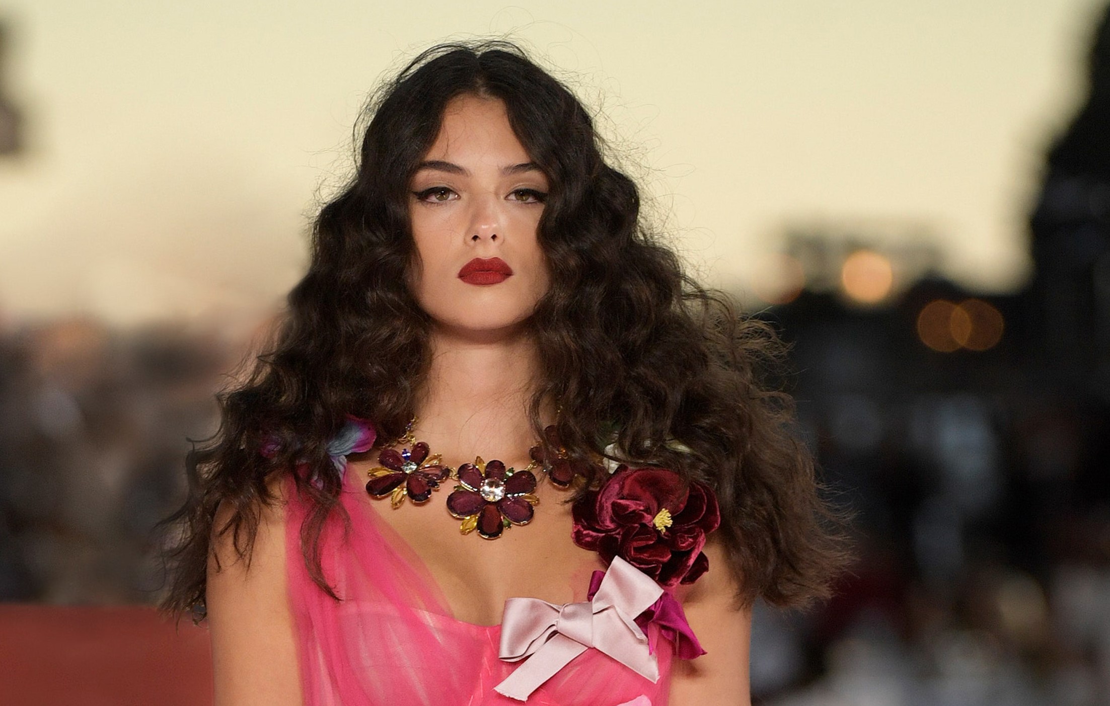 Deva Cassel | Με total white σύνολο του οίκου Dior στην καρδιά του χειμώνα - εικόνα 2