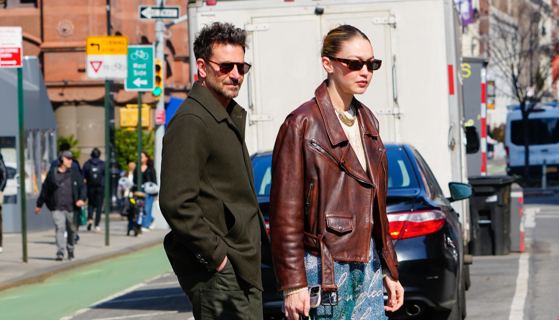 Instagram Official | H Gigi Hadid μοιράστηκε την πιο τρυφερή φωτογραφία της με τον Bradley Cooper - εικόνα 2