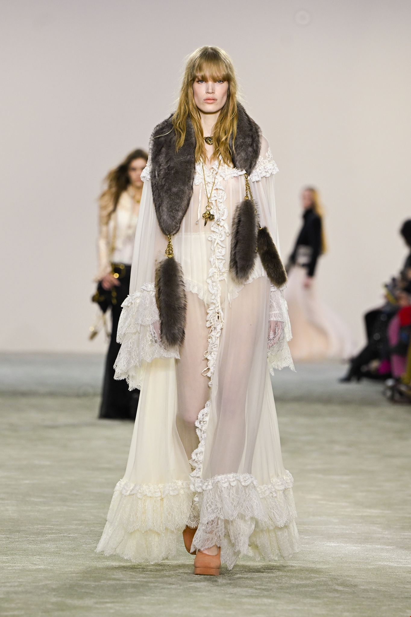 Το απόλυτο γαλλικό κούρεμα που καμουφλάρει τις ρυτίδες - εικόνα 2