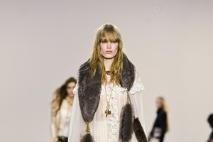 Το απόλυτο γαλλικό κούρεμα που καμουφλάρει τις ρυτίδες - εικόνα 2