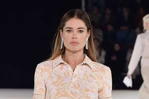 Δούκισσα Νομικού | Με το elegant αξεσουάρ μαλλιών που θα επιλέγεις όλο και περισσότερο τις θερμές μέρες του καλοκαιριού - εικόνα 3