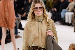 Η Βίκυ Καγιά με κίτρινο athleisure look στο κέντρο της Αθήνας - εικόνα 1