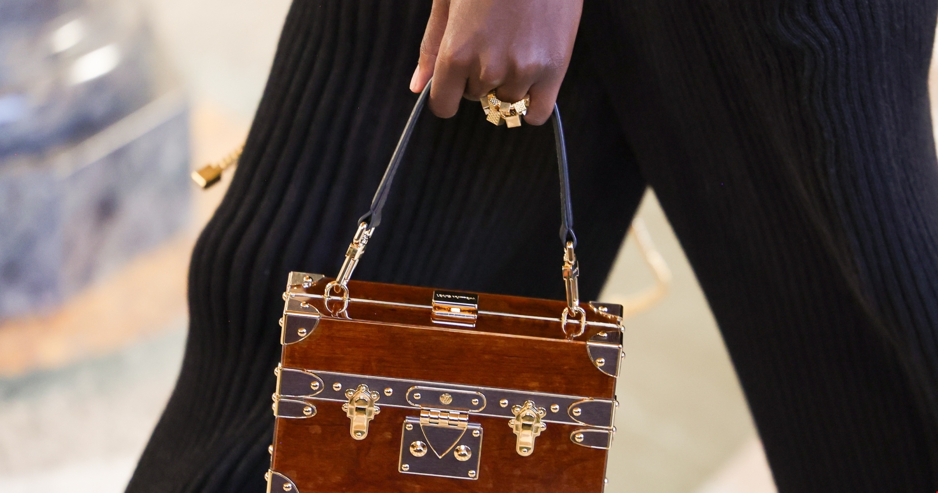 Red&nbsp;Halo&nbsp;Nails&nbsp;| Το τέλειο μανικιούρ για τη μετάβαση στον χειμώνα - εικόνα 2