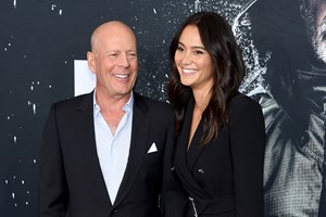 Bruce Willis | Για πoιον παράξενο λόγο η σύζυγός του δεν φοράει μαύρα μπροστά του - εικόνα 1