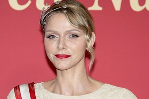 Κάντο όπως η Carrie | Η πριγκίπισσα Charlene με φόρεμα - κάπα & γόβες Manolo Blahnik - εικόνα 2